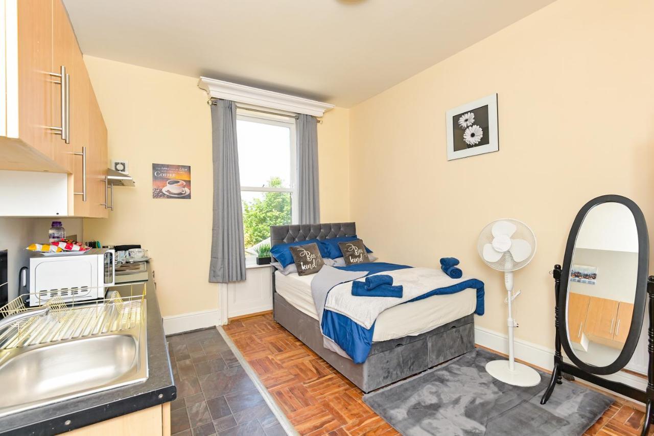 The Elm Wood Apartments Huddersfield Room photo