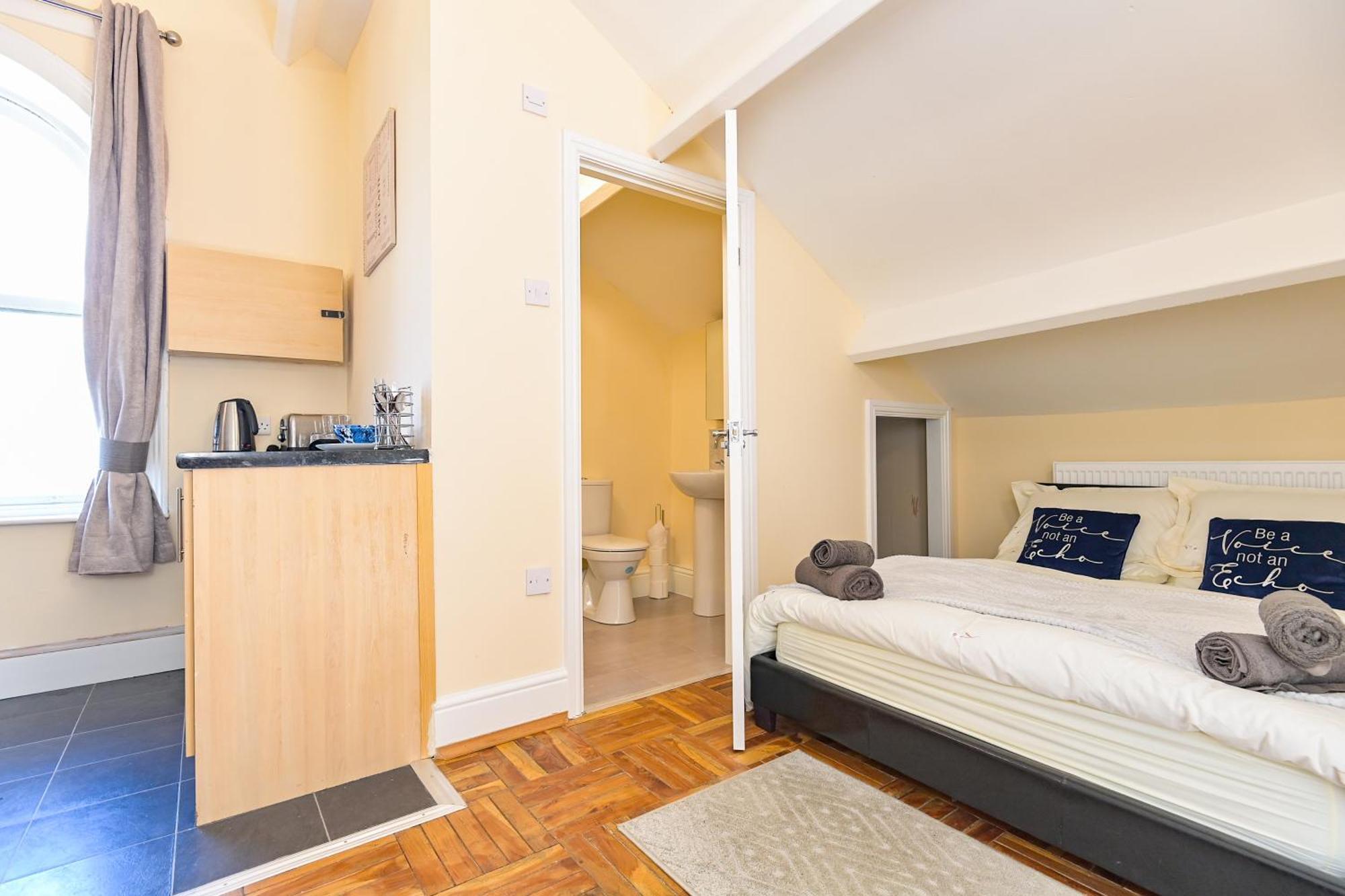 The Elm Wood Apartments Huddersfield Room photo
