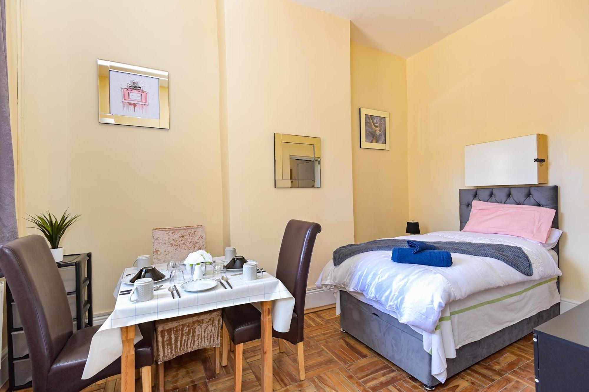The Elm Wood Apartments Huddersfield Room photo